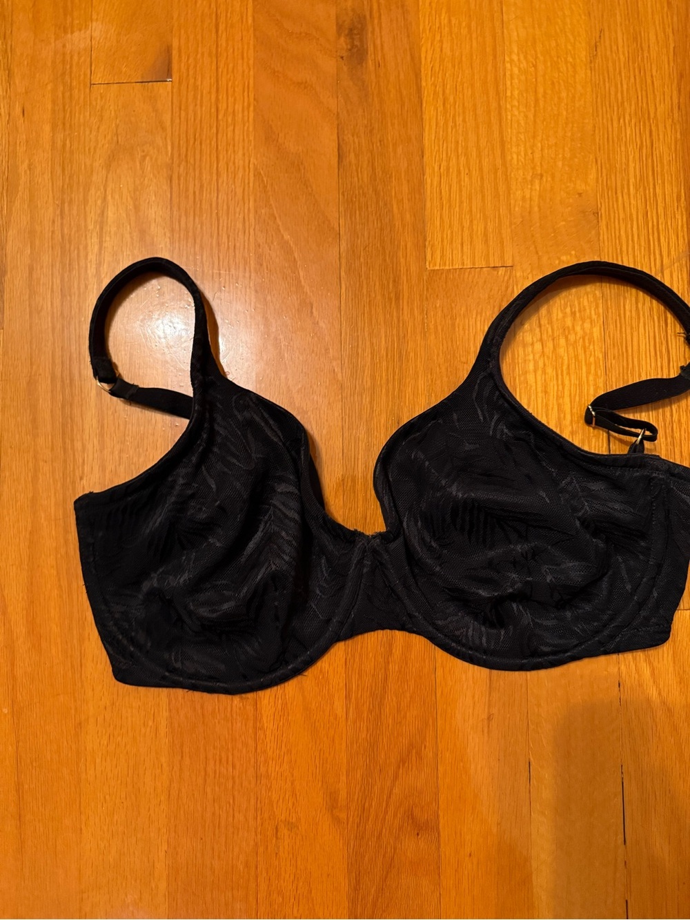 Lively Black Underwire Bra with Subtle Leaf Texture